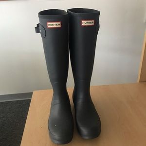 NWT NEVER WORN NAVY HUNTER BOOTS